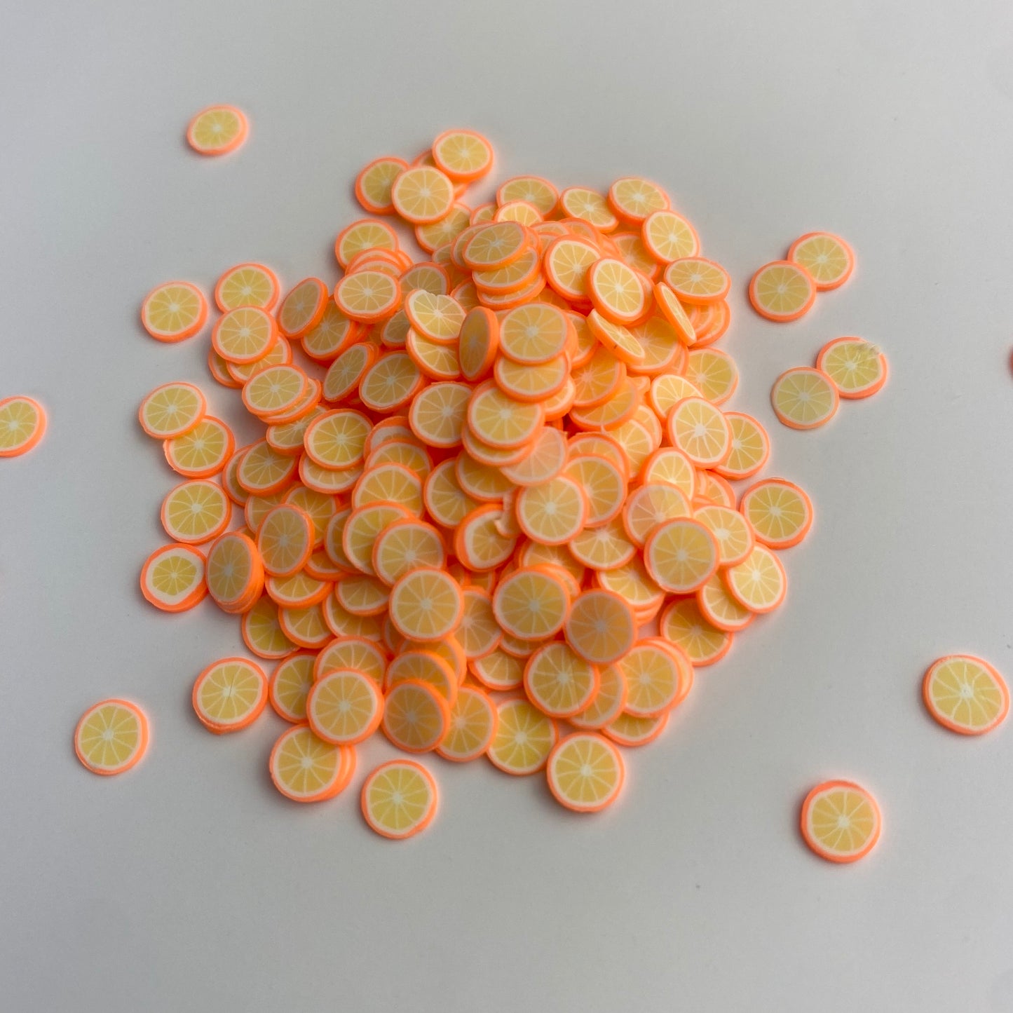 Morceaux d'argile polymère orange (5 mm) 1 oz.